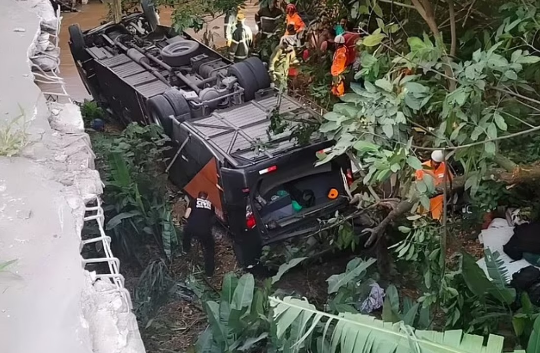 Autobusi i ekipit të futbollit në Brazil bie nga ura, 4 të vdekur dhe 29 të plagosur