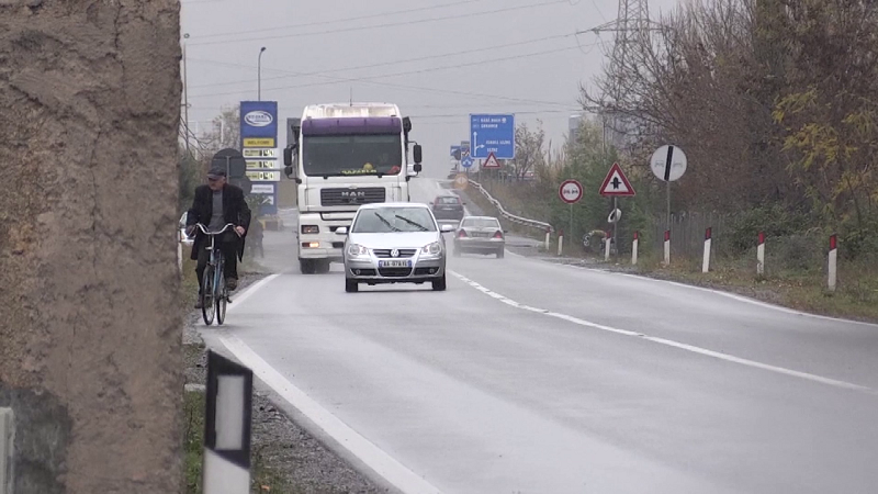 Goma e kamionit plasi teksa po e frynte, ndërron jetë një person