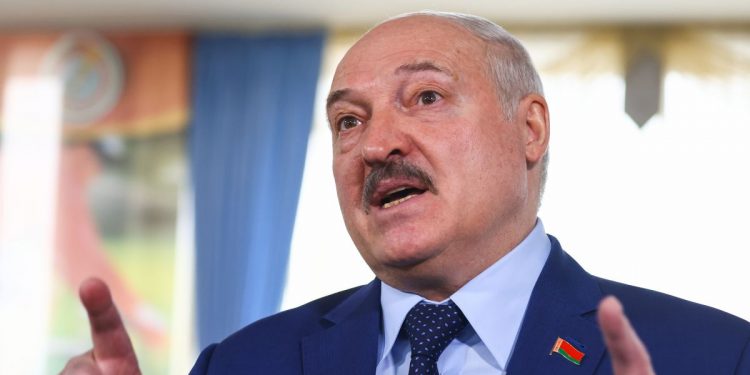 Lukashenko viziton ushtarët rusë të vendosur në Bjellorusi