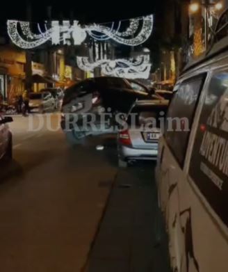 Shihni ku ka përfunduar &#8220;Benz&#8221;-i me shpejtësi &#8220;skëterrë&#8221; mes bulevardit në Durrës (VIDEO)