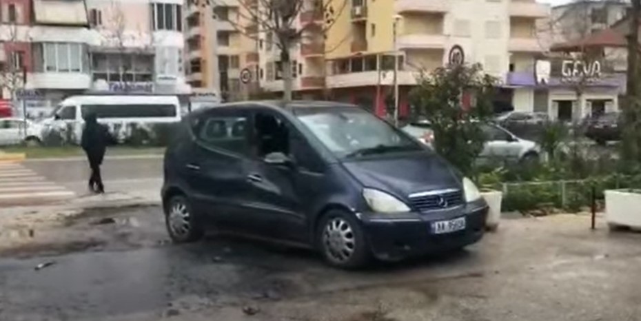 Godet dy mjete të parkuara, 40-vjeçari dyshohet se ishte i dehur në timon