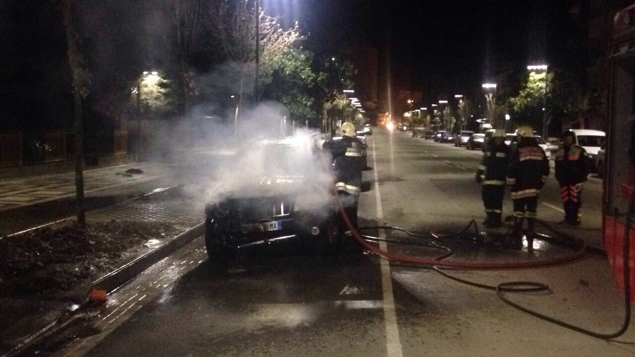 Përfshihet nga flakët një automjet, dyshimet e policisë