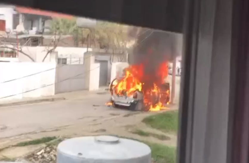 Shkrumbohet një automjet i parkuar në Shijak (VIDEO)