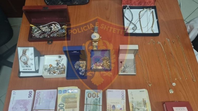 Arrestohet pastruesja dhe djali i saj, vodhën 120 mijë euro në një banesë