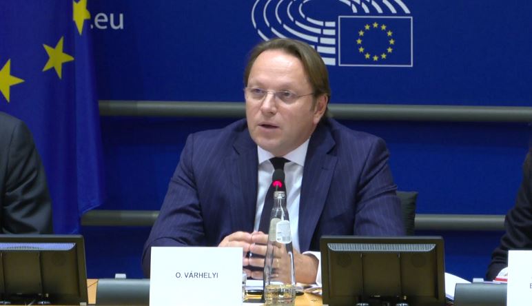 Po favorizon Presidentin serb? Parlamenti Evropian kërkon investigim për Varhelyin