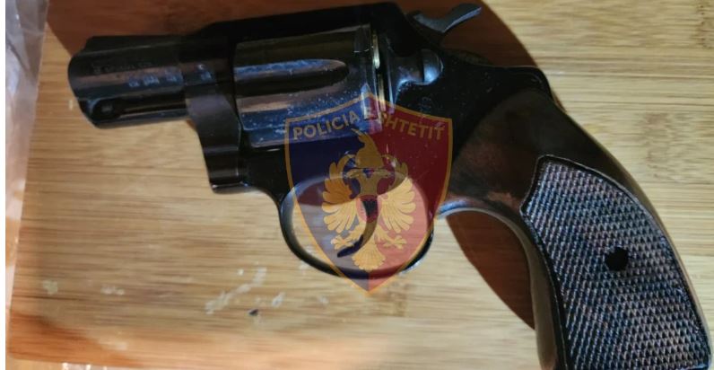 Mbanin armë zjarri të fshehur në lokalin e tyre, arrestohen babë e bir