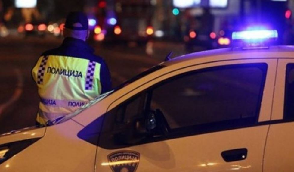 E rëndë/ 40-vjeçari qëllon me thikë babain, ai ndërron jetë në spital