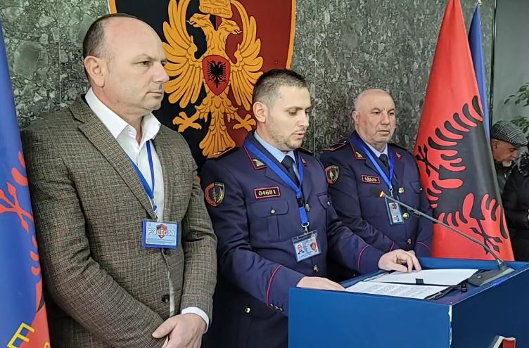 Megaoperacion në Durrës/ Zbulohet një “shtëpi bari” dhe një arsenal armësh, arrestohet 46-vjeçari nga Shijaku, në kërkim vëllai (VIDEO)