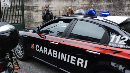 Qëlloi me armë drejt ish-gruas në mes të Romës, shqiptari fshihet në dollap