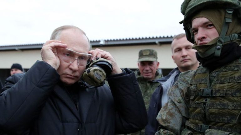 Putin përgëzon trupat në Ukrainë: Është duke shkuar sipas planeve tona