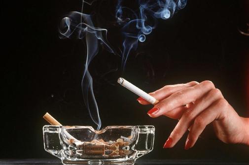 Spanja ashpërson ligjin për duhanin