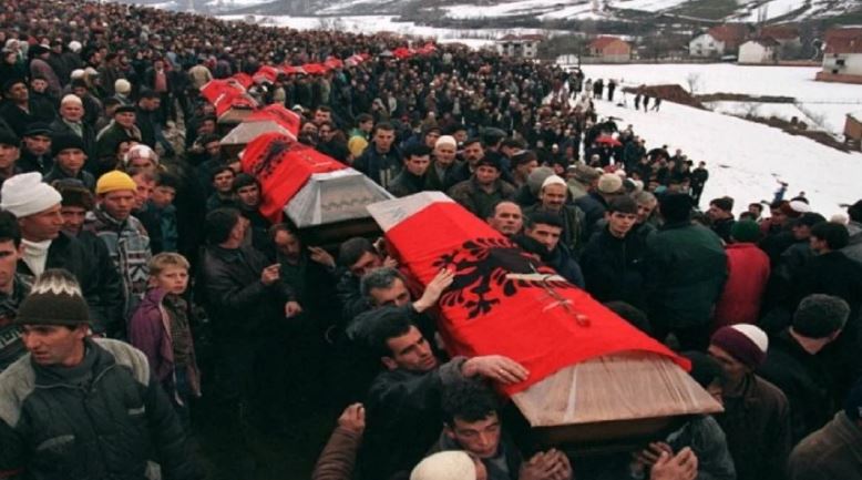 U vranë mbi 45 civilë të pafajshëm shqiptarë, 24 vite nga Masakra e Reçakut