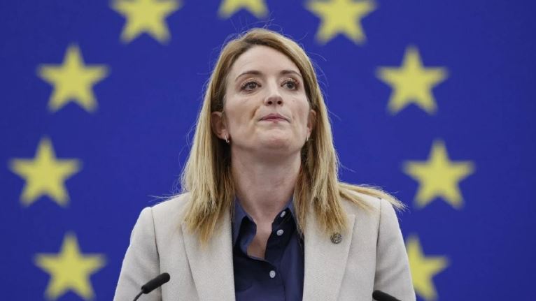 Shampanjë, çokollata dhe flori/ Skandal i ri në PE, kryetarja nuk deklaroi dhuratat!