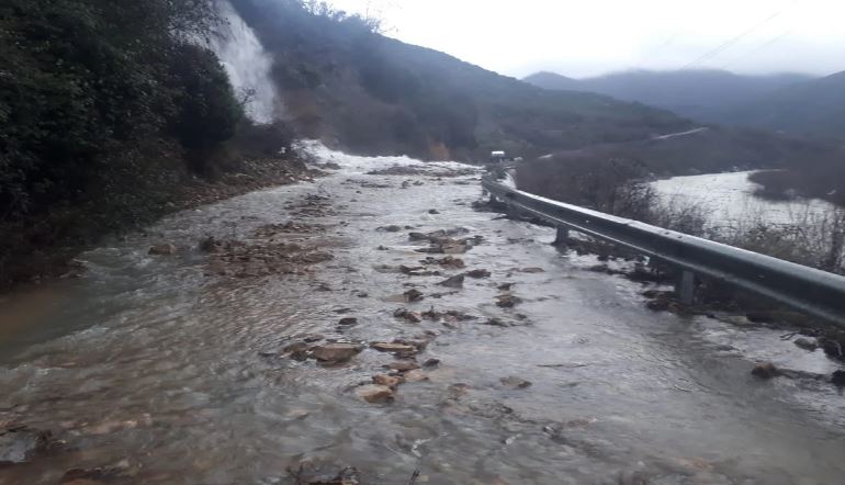 Reshjet e shiut në Shkodër/ Bllokohet rruga e Prekalit, rrëshqitje gurësh e dherash