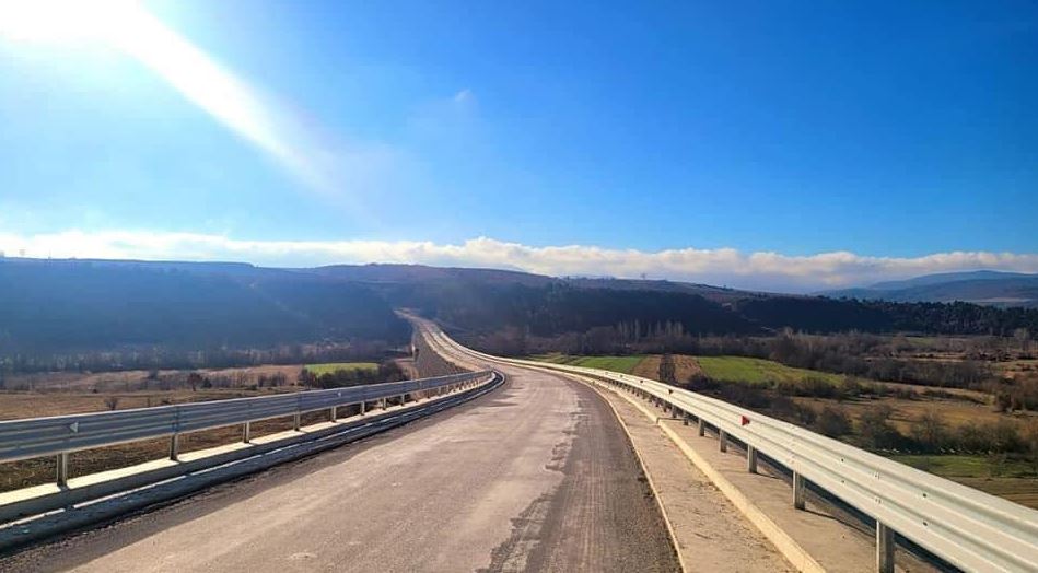 Ndërtimi i rrugës Korçë-Ersekë, Rama publikon fotot: Punimet kanë progresuar me ritme shumë të mira