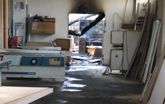 Përfshihet nga flakët një punishte druri, ja çfarë dyshohet