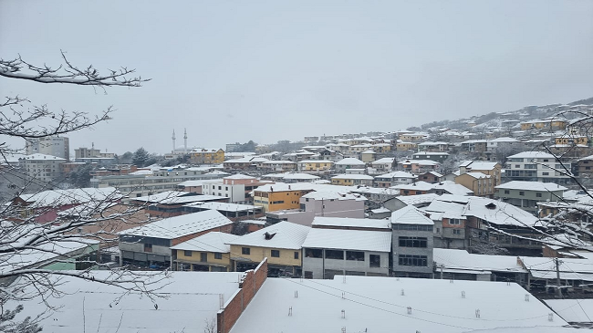 Moti i keq, normalizohet situata në Dibër: Vetëm një aks i pakalueshëm për shkak të borës