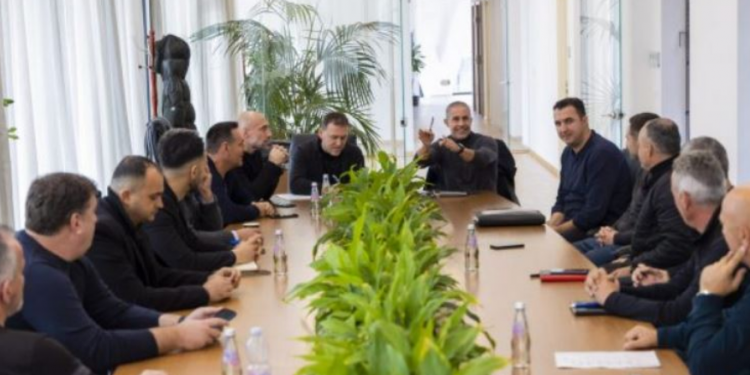 Një ditë pasi hodhi firmën Sylvinho ja nis punës, takohet me të gjithë trajnerët e ekipeve kombëtare