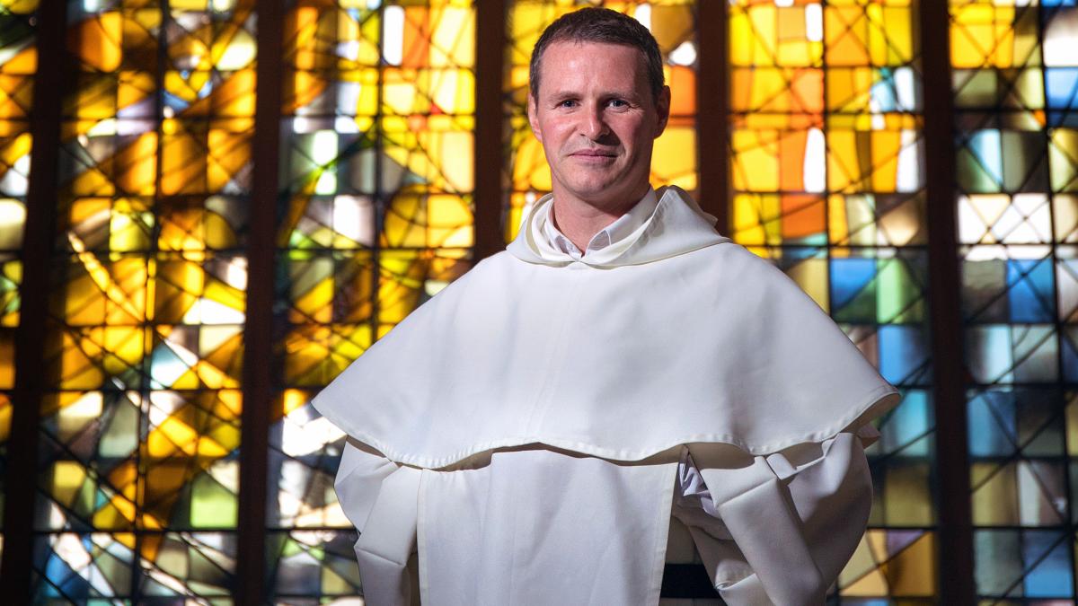 U lodh nga paratë dhe femrat, ish-futbollisti i United konvertohet në prift