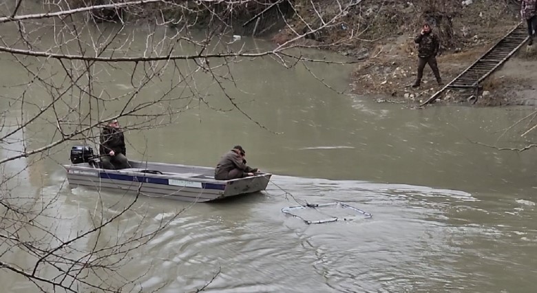 Kërkime në lumë dhe nga ajri, asnjë gjurmë nga fati i 26-vjeçarit