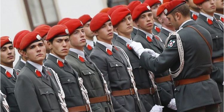 Vritet një ushtar gjatë shkëmbimit të zjarrit në një kazermë në Austri