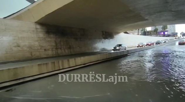 Reshjet e dendura pushtojnë Durrësin, përmbyten rrugët (VIDEO)