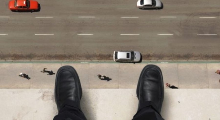 Vetëvritet duke u hedhur nga kati i tretë i banesës 55-vjeçari