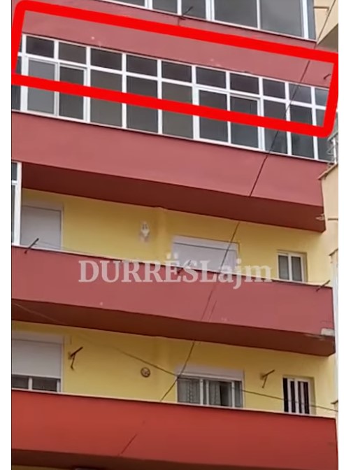 Fortunali në Durrës shkatërron vetratën e duraluminit, rrezikon të shkëputet nga ballkoni i pallatit (VIDEO)