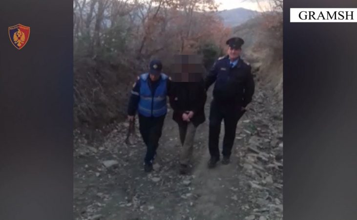 Me pranga në duar, ja momenti kur arrestohet autori i vrasjes së dyfishtë, policia: Dyshohet se…