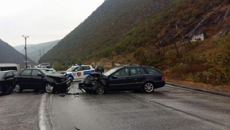 Përplasen dy makina në aksin Peqin-Elbasan, dy të plagosur