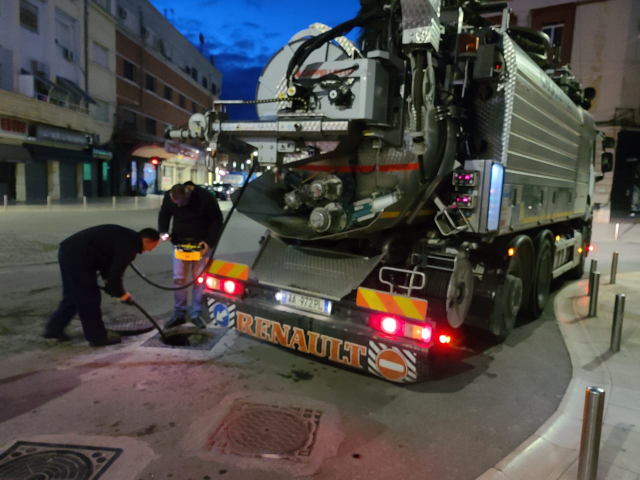 SHRUKD në gatishmëri, pastrohen pusetat e bllokuara dhe kolektorët (FOTO)