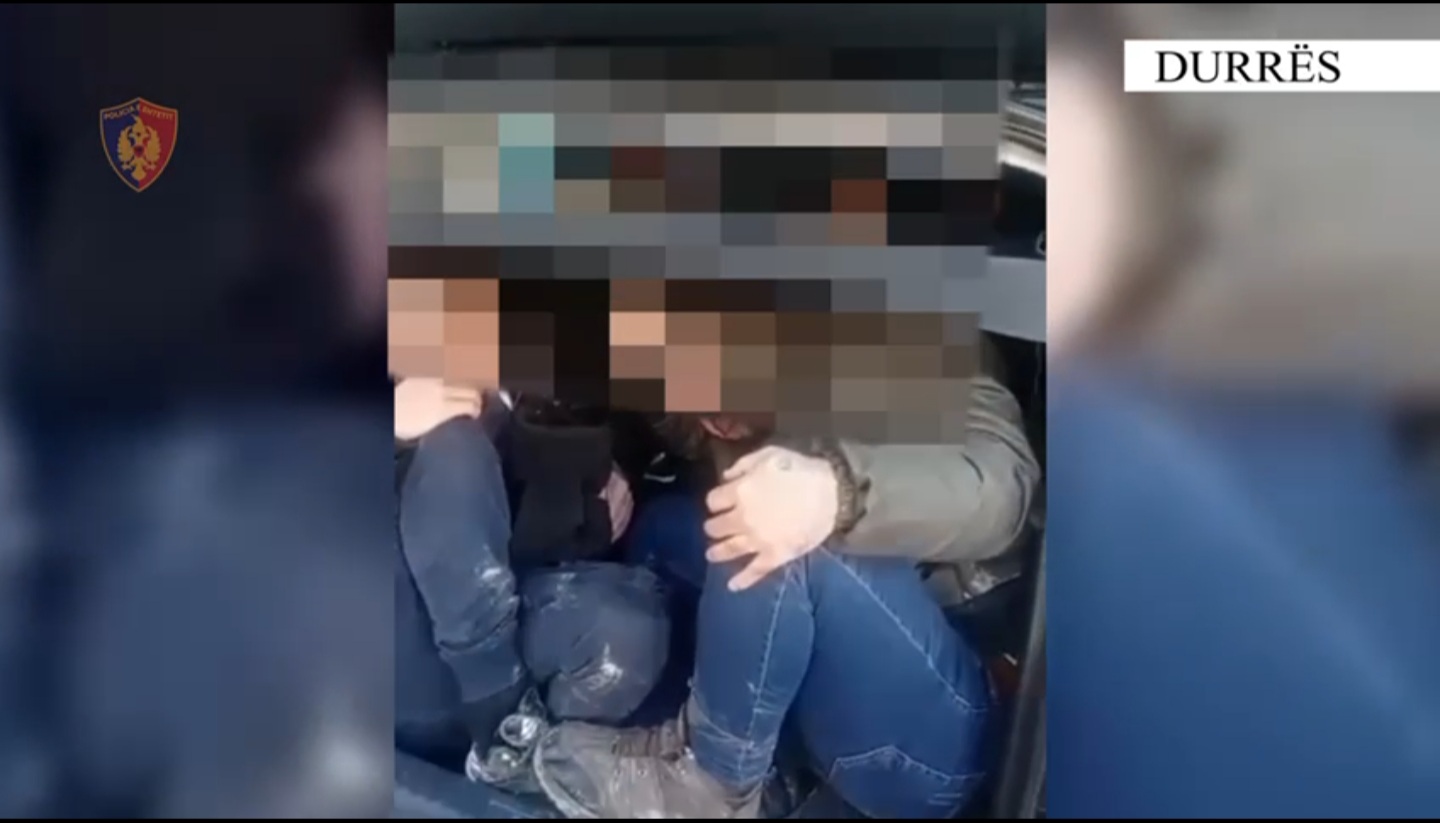 U kap në Durrës duke transportuar klandestinë, policia: Në pranga një 35-vjeçar, për të shmangur efektivët u përplas me 4 makina