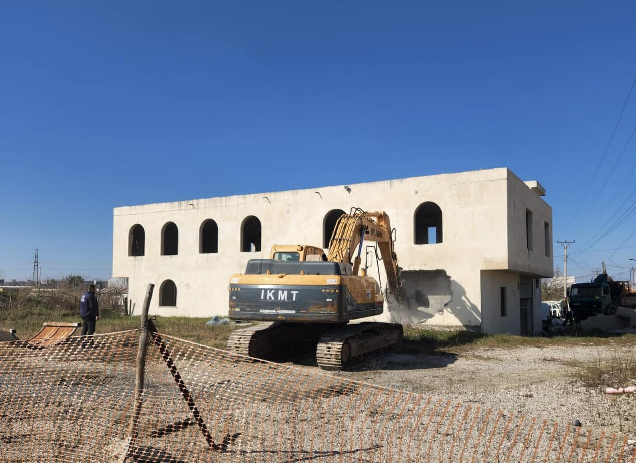 Prishet objekti 2-katësh në autostradën Durrës-Tiranë, pengonte projektin rrugor në Fllakë