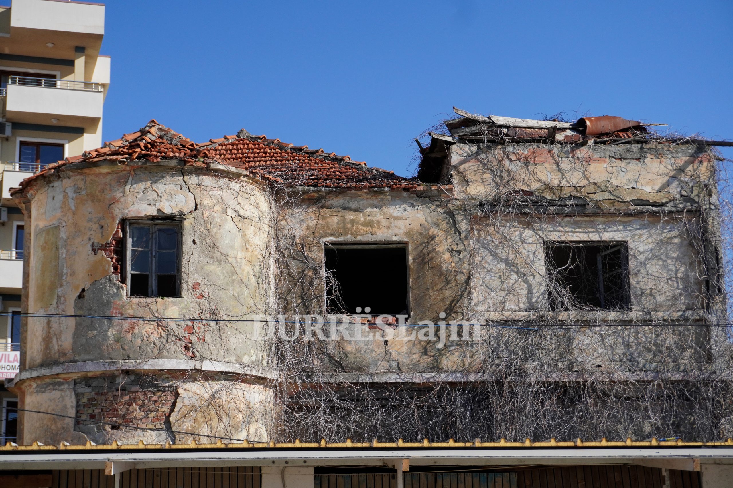 FOTOLAJM/ Bimësia “gllabëron” vilën dykatëshe në plazhin e Durrësit