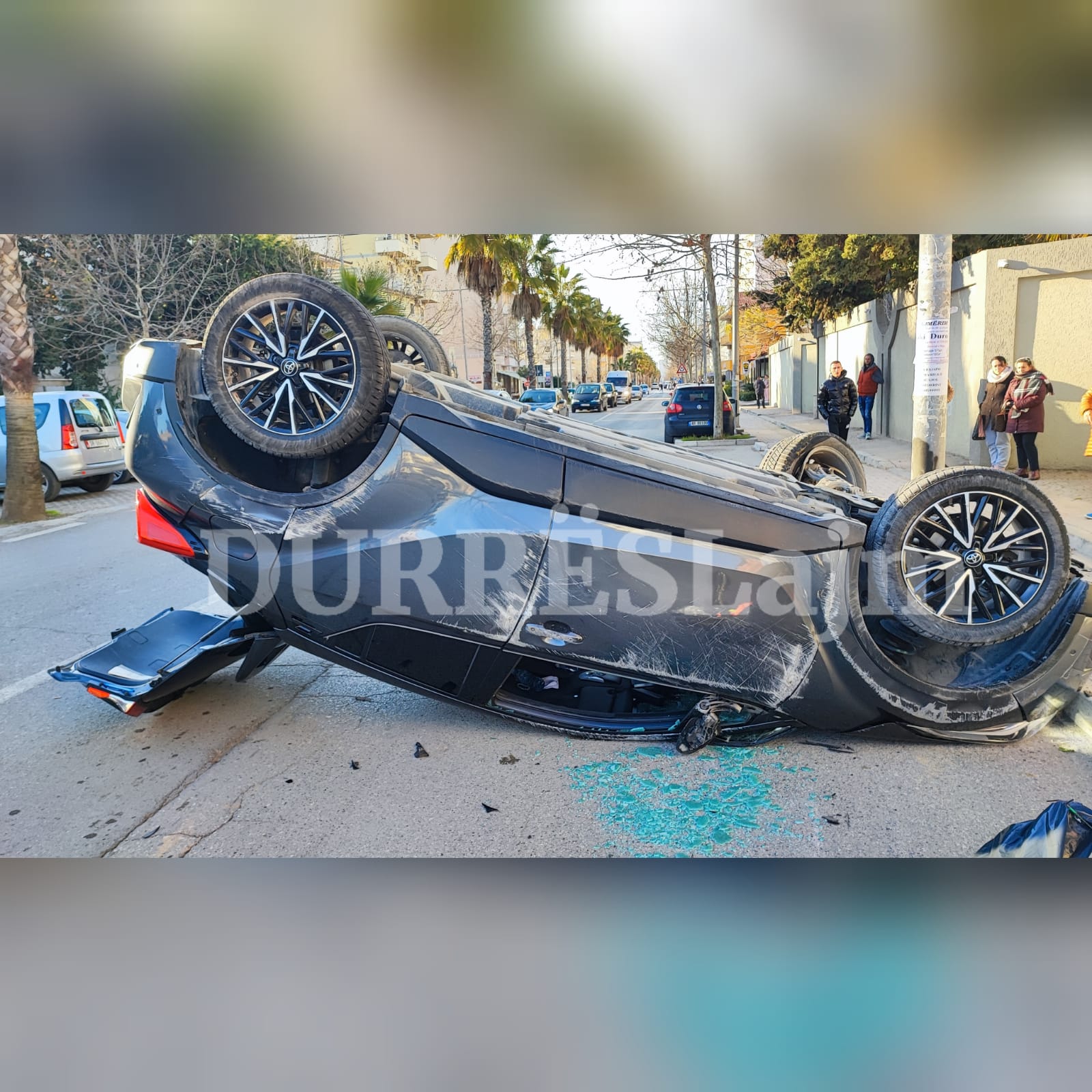 Aksident në Durrës, makina përmbyset në mes të rrugës (VIDEO)