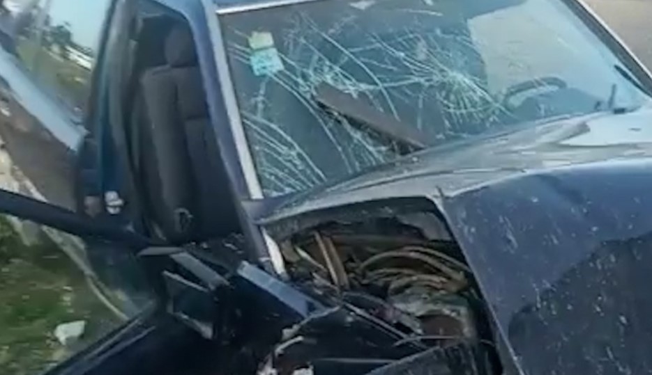 Makina del nga rruga në Krujë dhe përplaset me murin, plagoset drejtuesi i mjetit