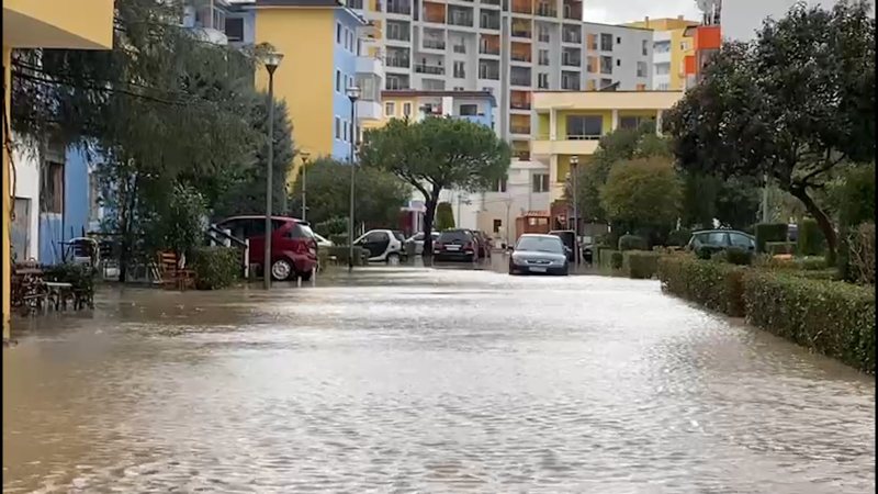 “Dy pika” shi përmbytin rrugët në Lezhë, bllokohen hyrjet e pallateve nga uji