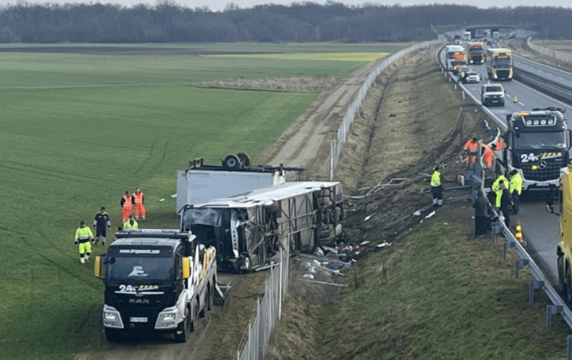 Aksident i rëndë në Slloveni, përmbyset autobusi plot me pasagjerë, ka viktima