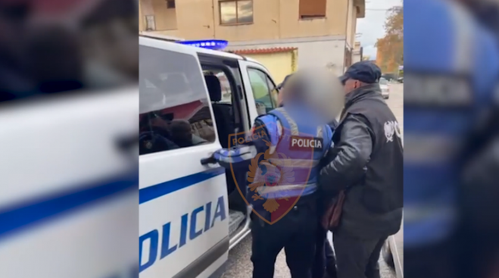 Dënohen dy policët që i vodhën një emigranti 400 euro dhe një celular (EMRAT)