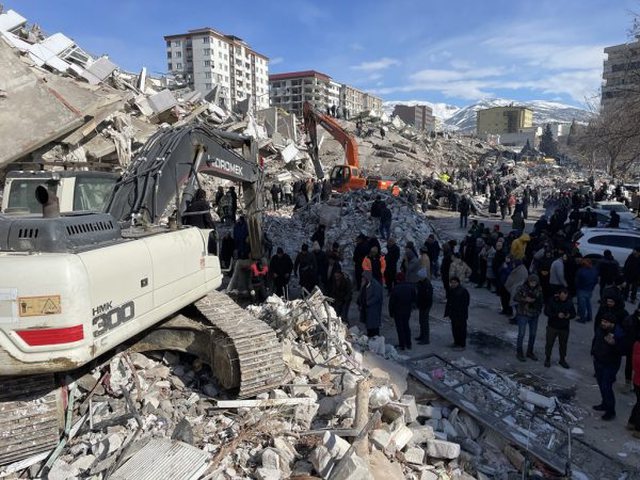 Rëndohet bilanci i viktimave/ Mbi 34 mijë të vdekur në Turqi dhe Siri