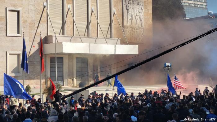 “Demokracisë do t’i dalim zot”/ Analiza e DW: Opozita do vazhdojë protestat për dorëheqjen e Ramës