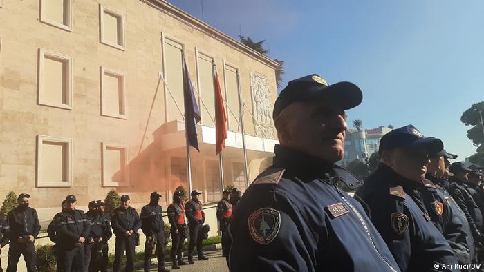 Ishte veshur si polic gjatë protestës së opozitës, hetohet në gjendje të lirë 21-vjeçari