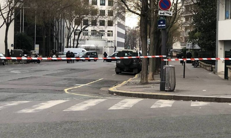 Paris/ Një person hap zjarr nga ballkoni i banesës së tij, tmerrohen qytetarët