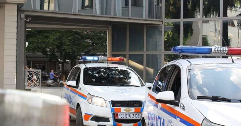 Brenda javës vodhi rreth 3 mijë euro, familja që e punësoi e denoncoi/ Si i ngriti “grackë” policia pastrueses në Tiranë
