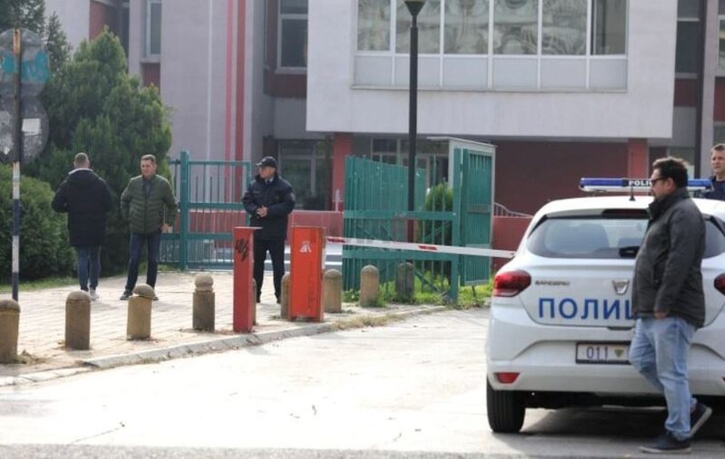 Çfarë po ndodh në Shkup? Alarme për bomba në 12 shkolla dhe disa qendra tregtare, autoritetet rrethojnë zonat
