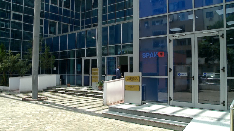 Korrupsion dhe shpërdorim detyre, i vihen prangat zyrtarit të Drejtorisë së Policisë