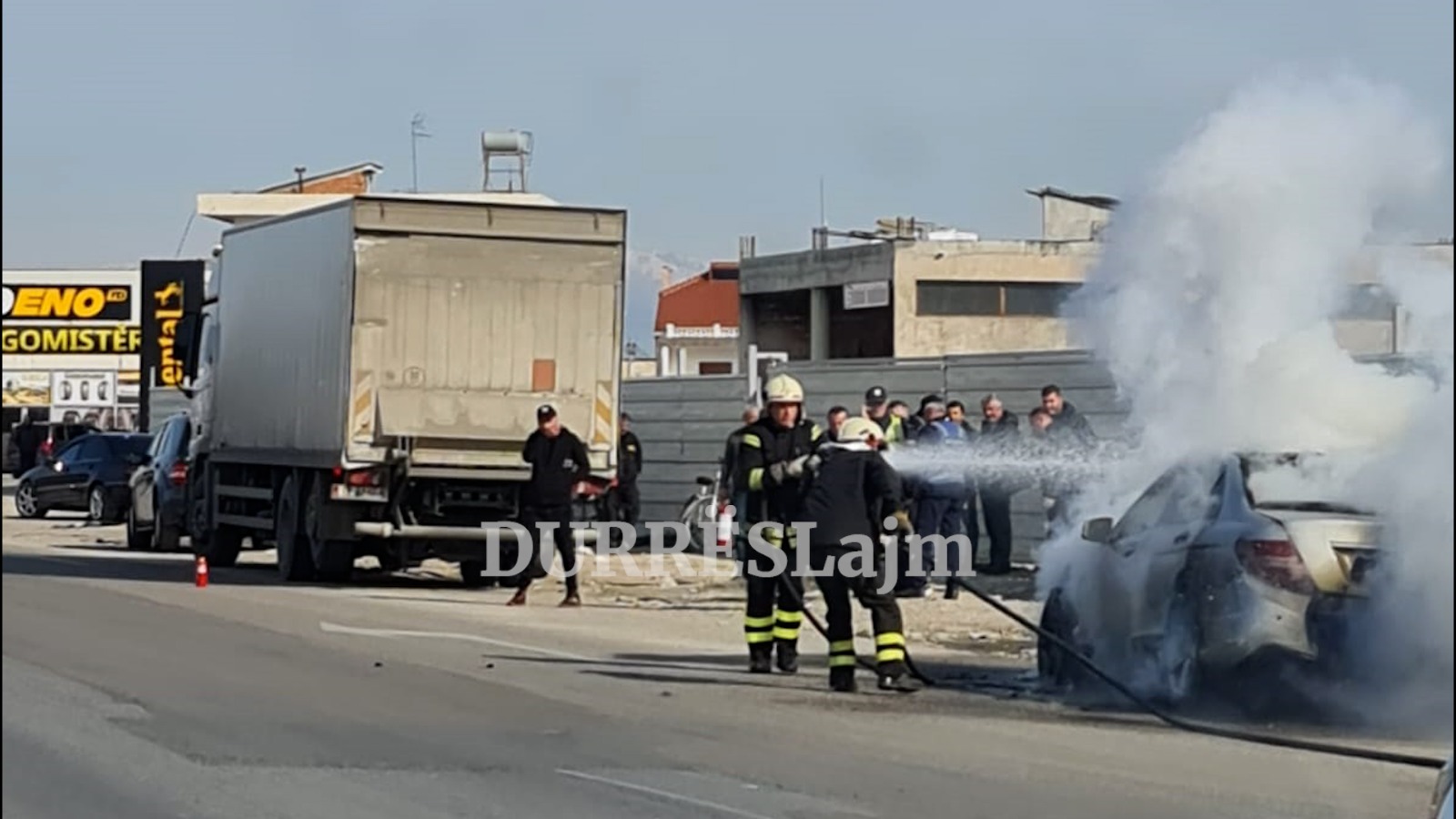 Merr flakë “Benz”-i në Durrës (FOTO)