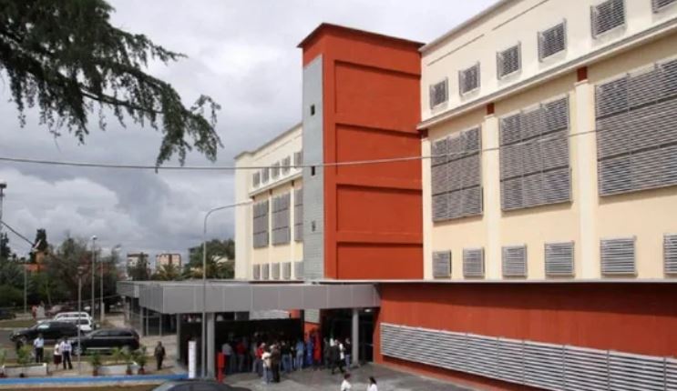 Dhunuan me grushte mjeken në Infektiv pasi i ndërroi jetë familjari, zbardhet dëshmia e dy të arrestuarve: Ishim të dehur dhe të hidhëruar