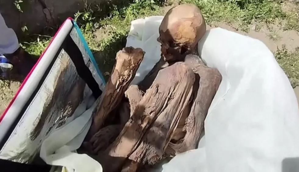 Policia shtanget nga ajo që i gjen në çantë të riut: Është Juanita, e “dashura” ime 800-vjeçare