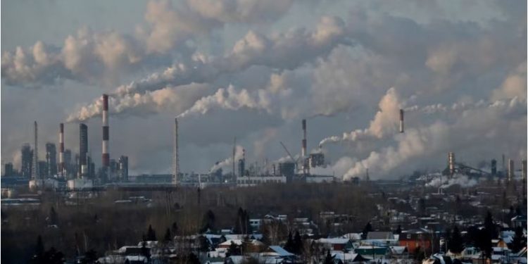 Zjarr në një rafineri të naftës ruse afër kufirit me Ukrainën